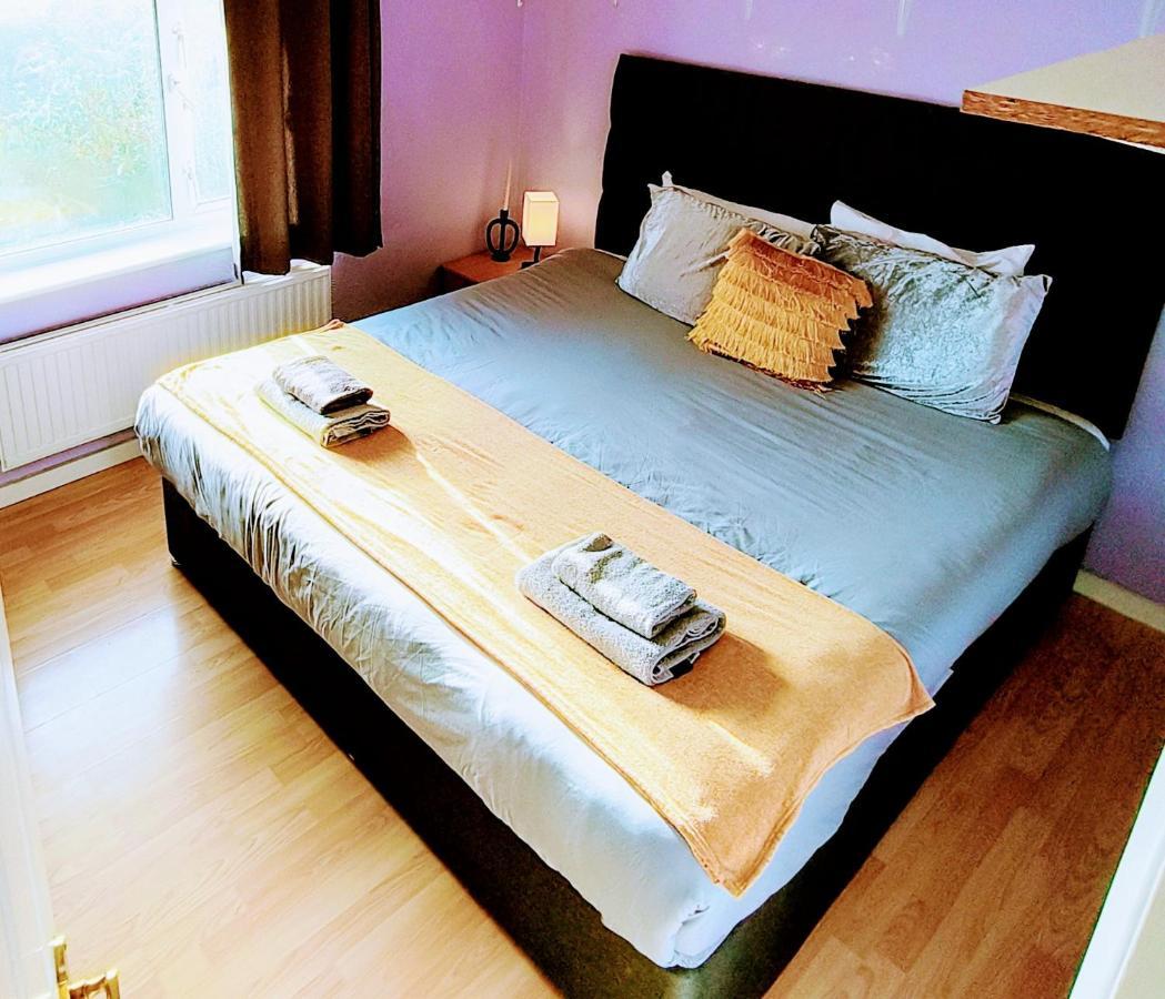 Private Entire House - 3 Bedrooms Garden Parking *